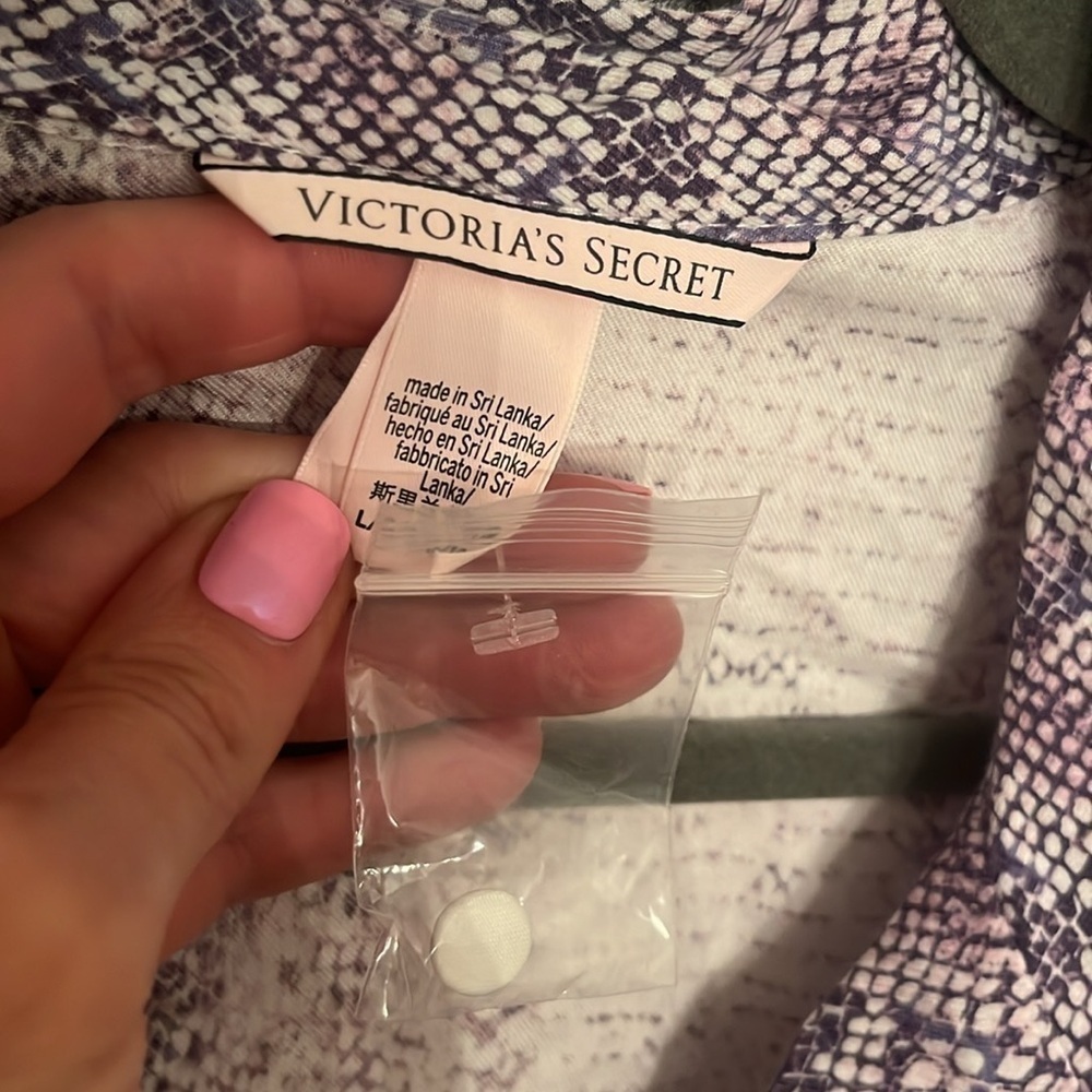 Victoria’s Secret Nwot Python Print Sleep Shirt N… - image 4